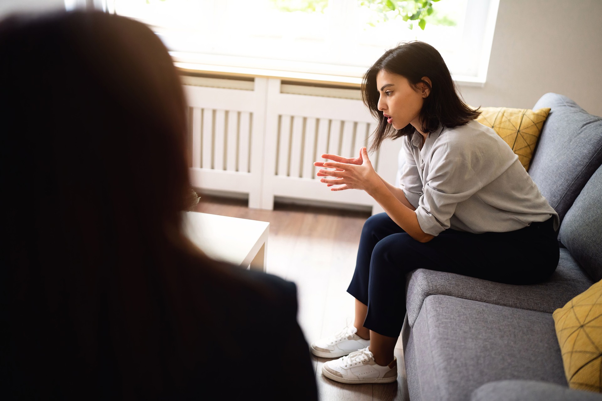 Une jeune femme partage ses pensées et ses émotions lors de la thérapie