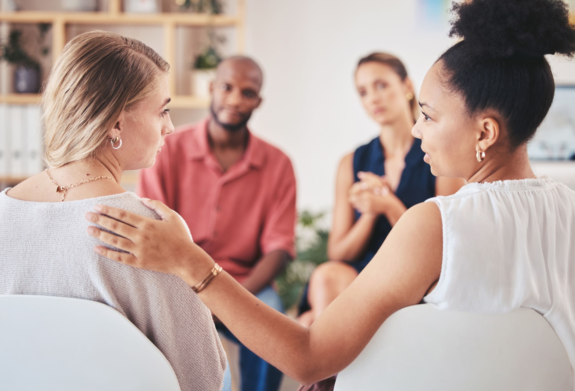 Psychologie, santé mentale et groupe de soutien avec une femme en counseling pour obtenir de l’aide avec la dépression et l’anxiété avec un psychologue en qui elle peut avoir confiance. Communication, communauté ou conseiller avec un patient trist